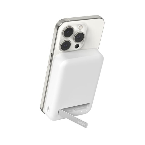 شاحن متنقل مغناطيسي Belkin Boost Charge Pro بسعة 10,000 مللي أمبير/ساعة، مع حامل، لأجهزة iPhone 15/14/13/12، باللون الأبيض 