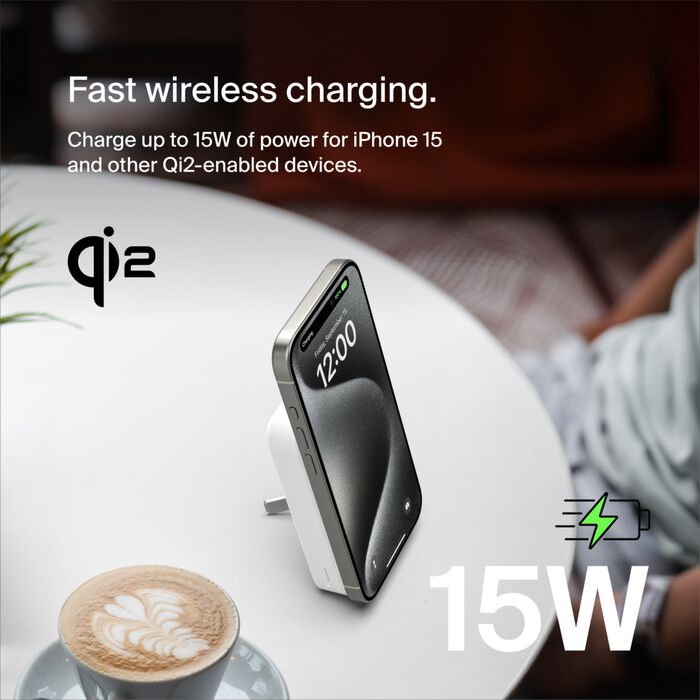 شاحن متنقل مغناطيسي Belkin Boost Charge Pro بسعة 10,000 مللي أمبير/ساعة، مع حامل، لأجهزة iPhone 15/14/13/12، باللون الأبيض 