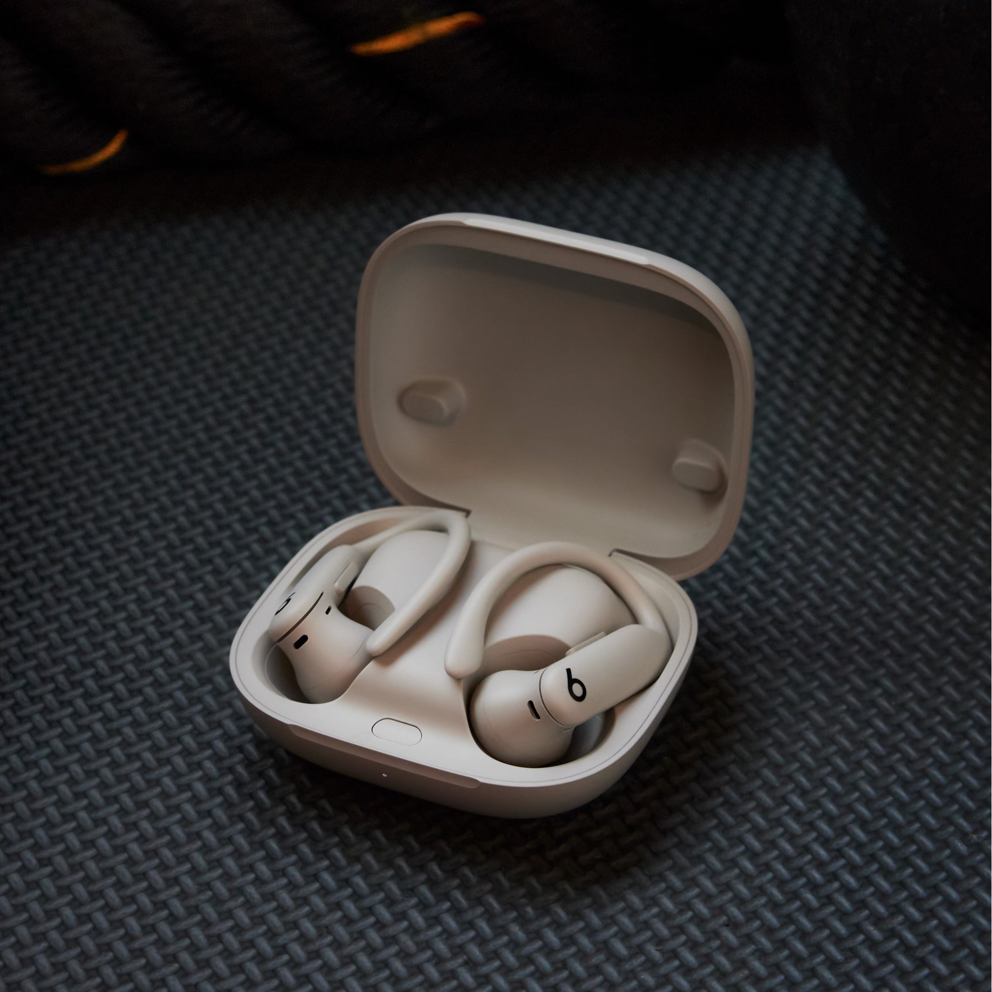 Beats Powerbeats Pro 2 - سماعات أذن عالية الأداء 