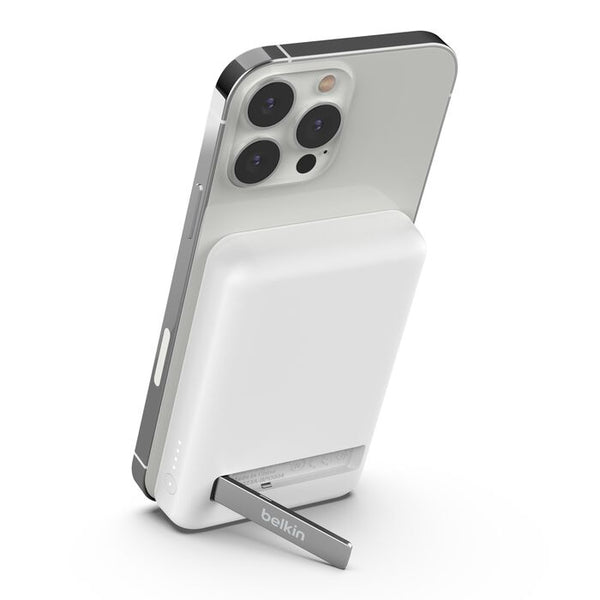 باور بانك لاسلكي مغناطيسي من Belkin BoostCharge مع حامل لهاتف iPhone 14/13/12 أبيض 